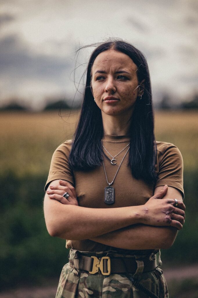 «Жити назустріч». Снайперка Анастасія Левченко та операторка FPV-дронів Яна Залевська про відновлення після поранень