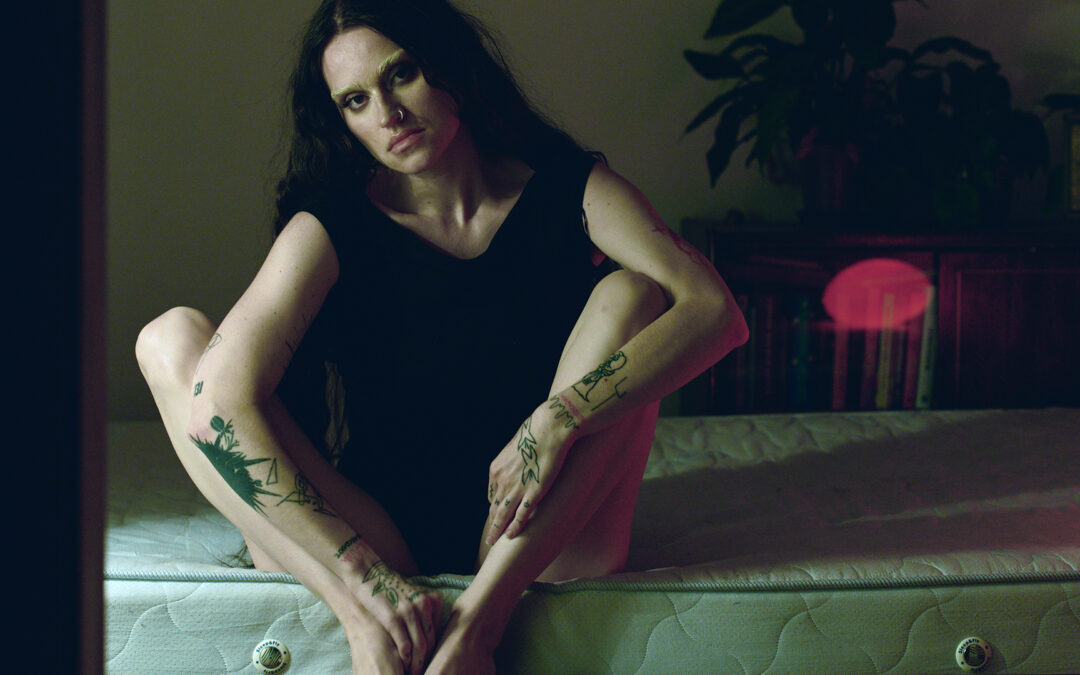 «Постійна присутність відсутнього батька». Співачка ТУЧА презентує два кліпи на пісню «Мала»