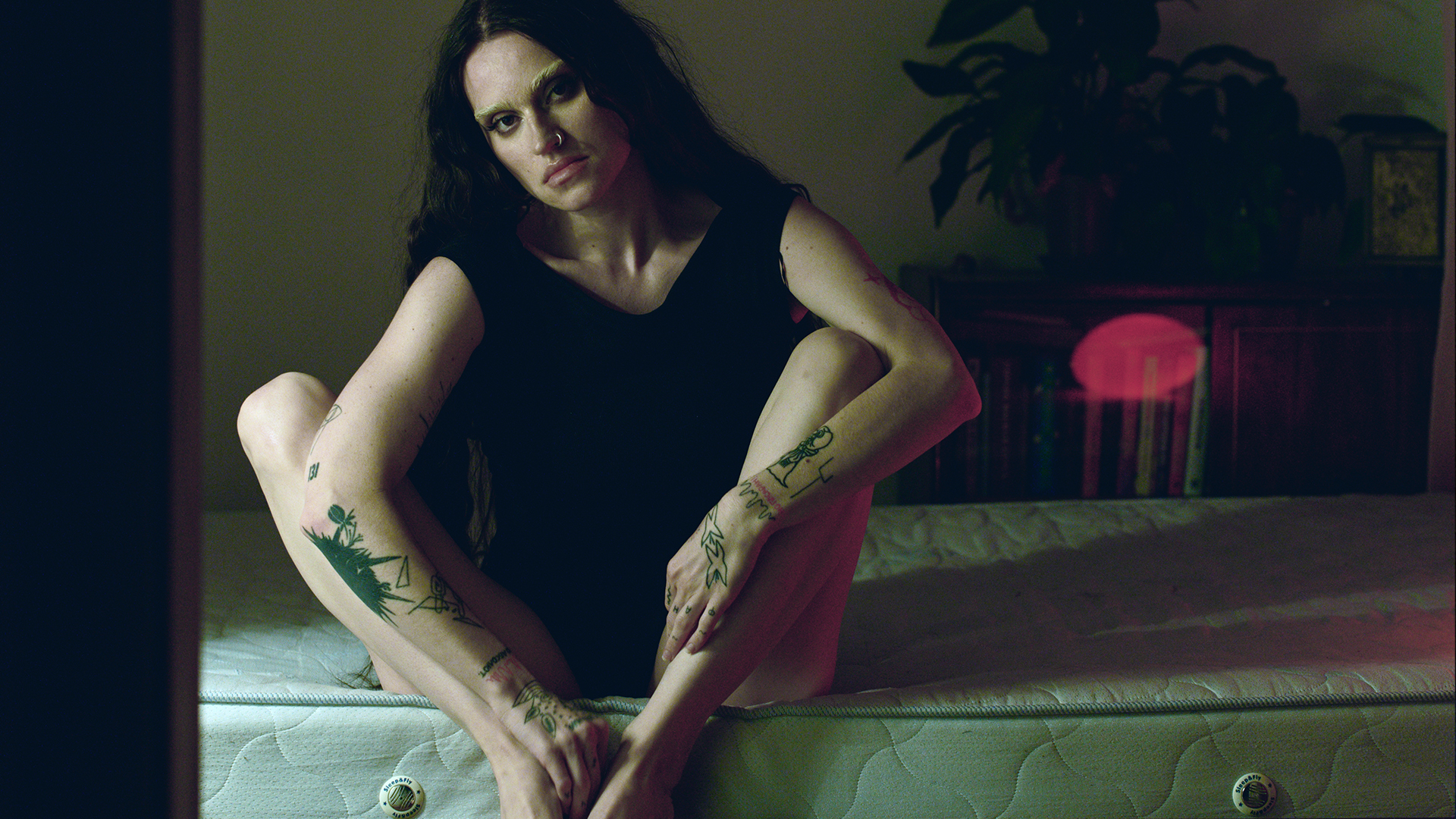 «Постійна присутність відсутнього батька». Співачка ТУЧА презентує два кліпи на пісню «Мала»