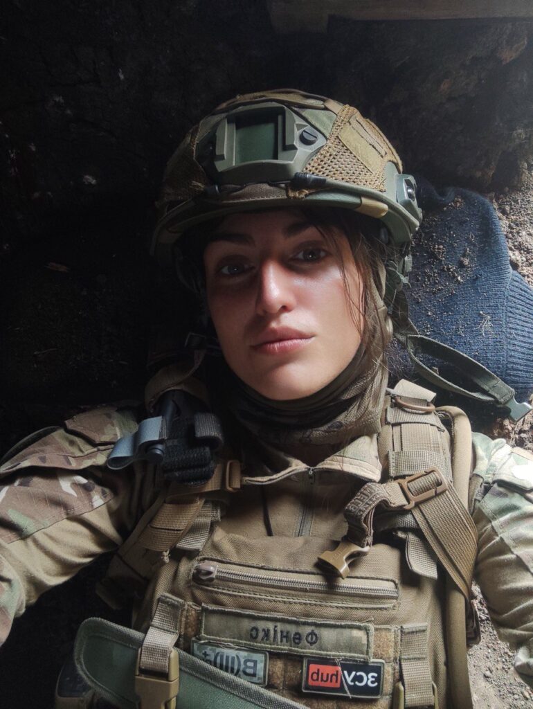 «Жити назустріч». Снайперка Анастасія Левченко та операторка FPV-дронів Яна Залевська про відновлення після поранень