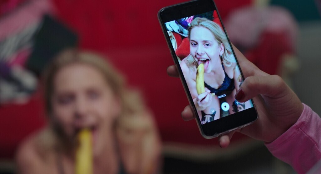 Нестерпна банальність буття порноакторок у «Насолоді» Ніньї Тюберг