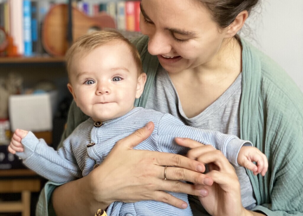 «Нащо мені тоді той статус. За кілька місяців я вже вдома буду!»: Українські мами, які поїхали за кордон