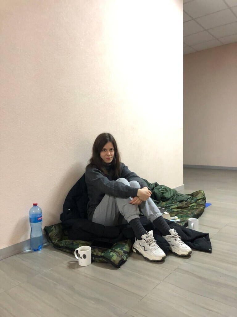 «Хочу гуляти й спати, не здригаючись від сирен»: історії жінок, що залишились у Києві