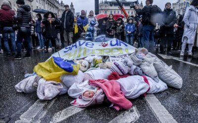 В Будапешті українки створили інсталяцію у вигляді братської дитячої могили