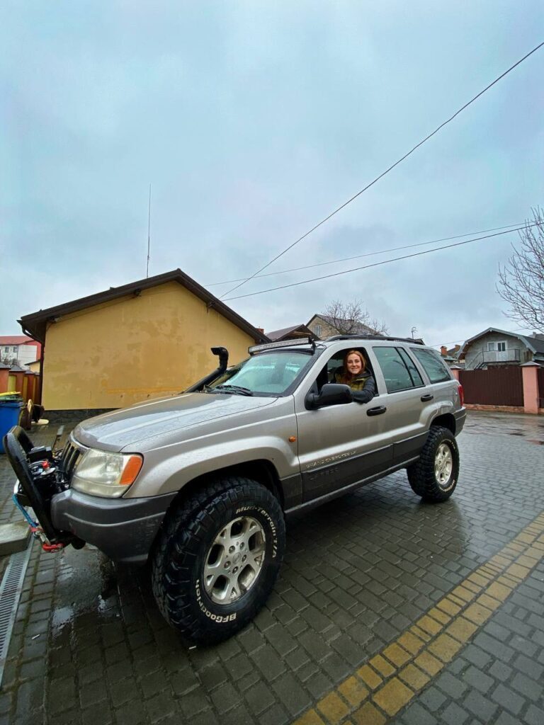 «Волонтерство — це не тільки альтруїзм, це більше егоїзм». Як Олена Гашинська привезла вже 14 пікапів для фронту