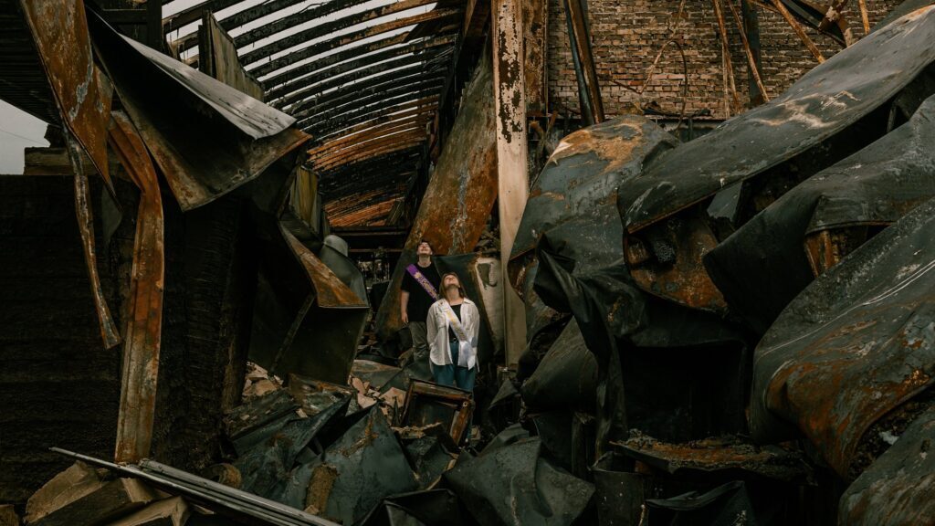 Школярі Чернігова сфотографувались для випускного альбому серед руїн