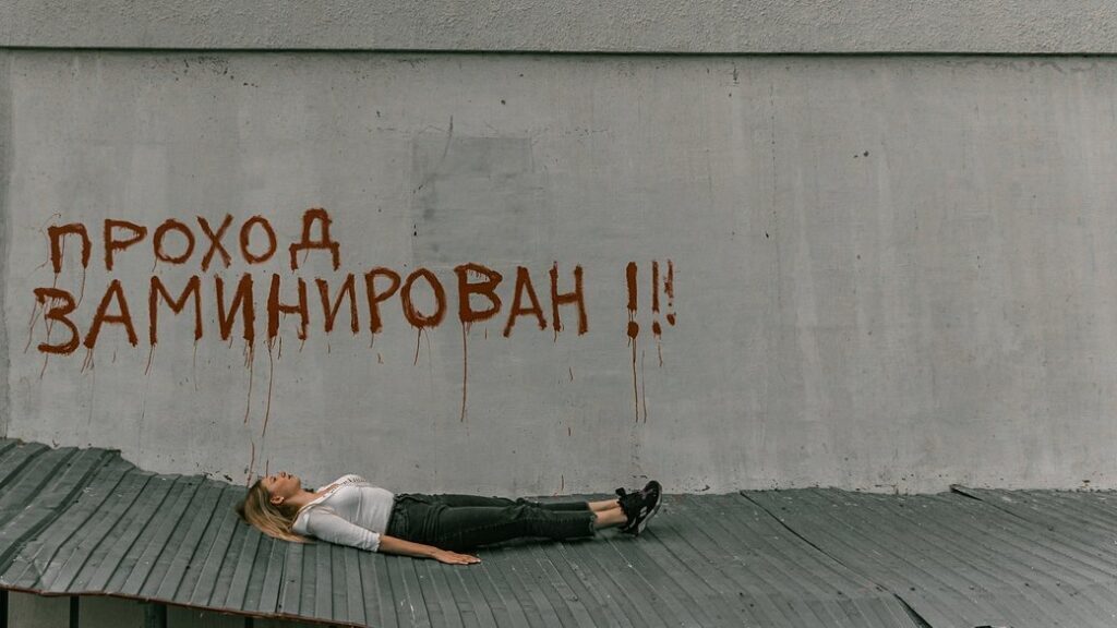 Школярі Чернігова сфотографувались для випускного альбому серед руїн