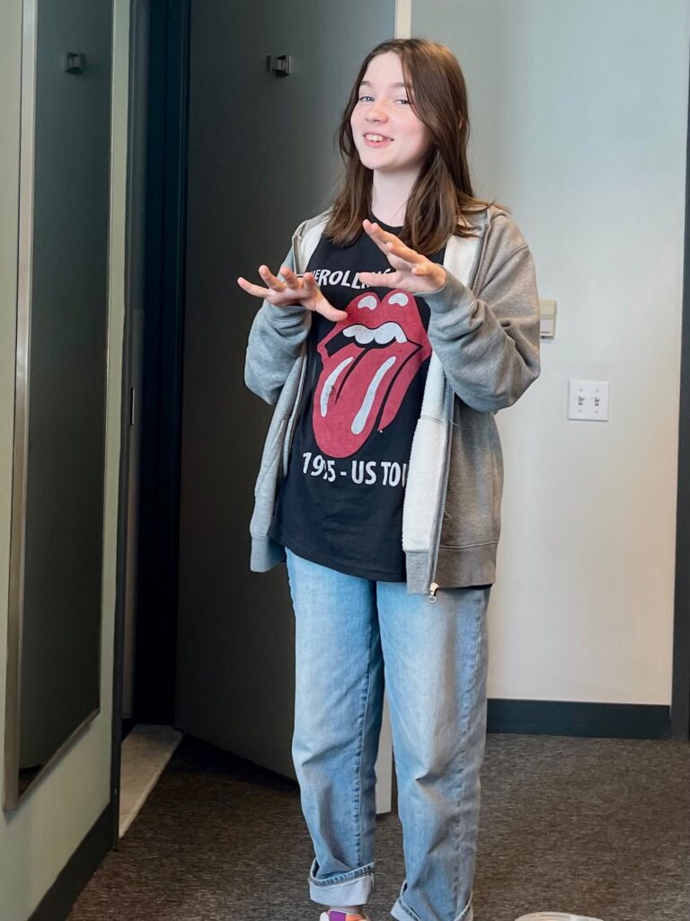 Нове покоління. Алекса Свінтон з «І просто так…» про зйомки у серіалі та трюки на скейті