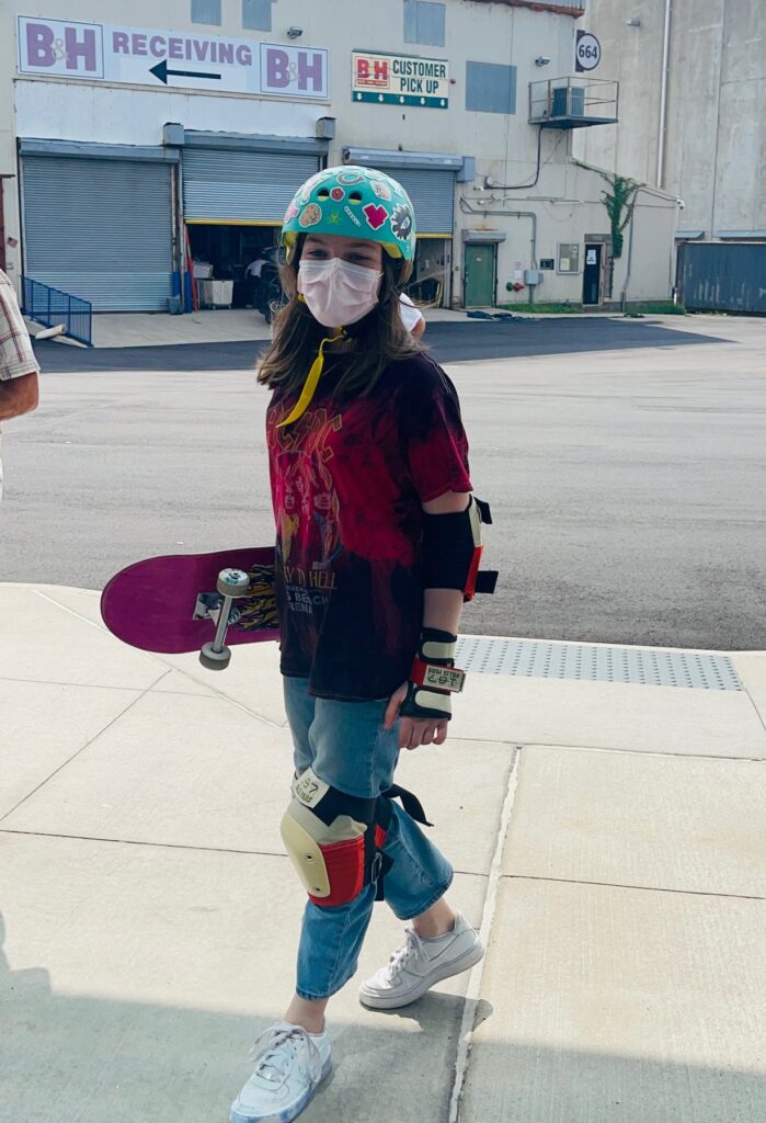 Нове покоління. Алекса Свінтон з «І просто так…» про зйомки у серіалі та трюки на скейті