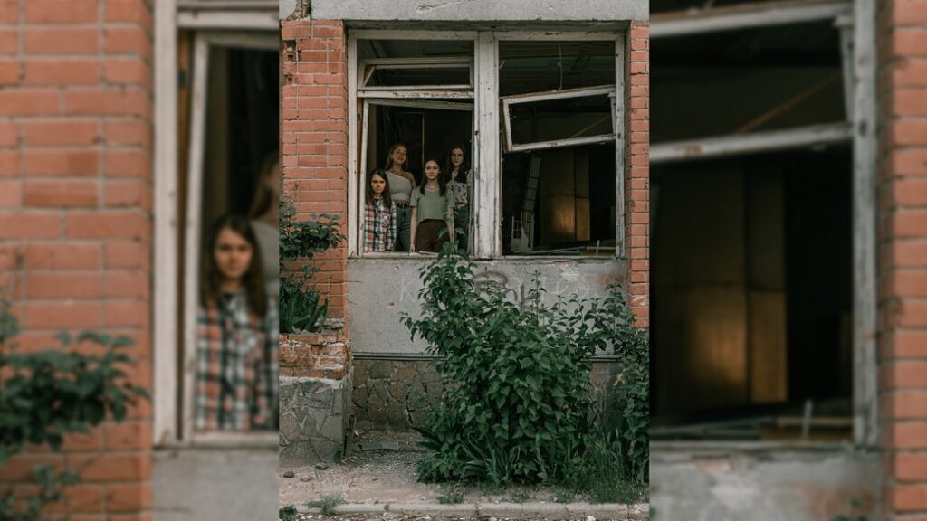 Школярі Чернігова сфотографувались для випускного альбому серед руїн