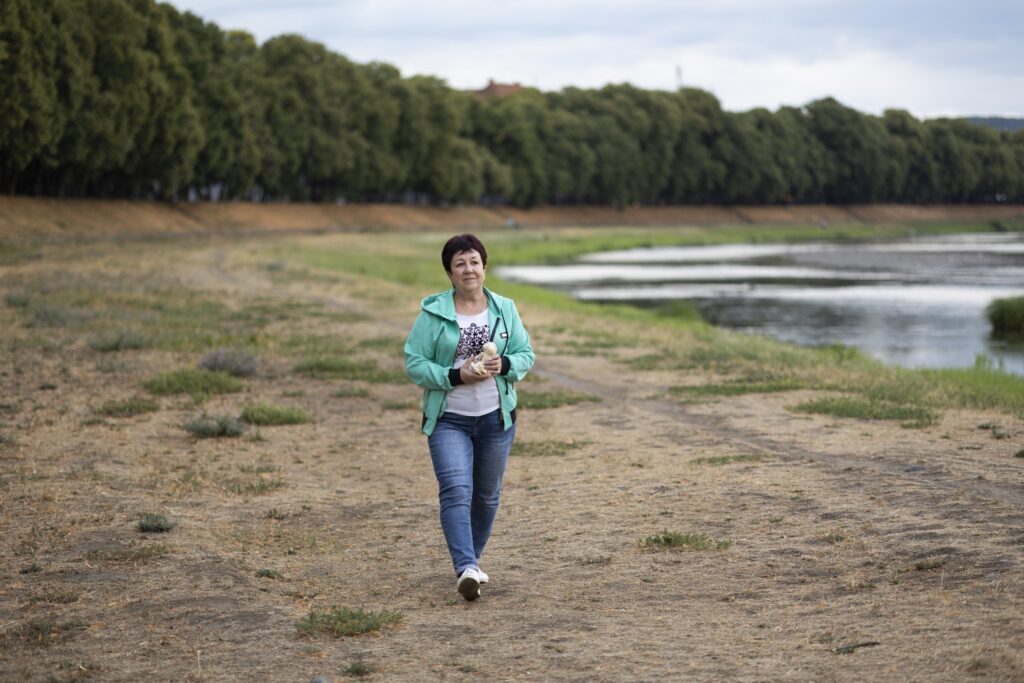 «Кожного дня, щойно я прокидаюся, беруся за телефон, дивлюся, що відбувається вдома в Дергачах». Історія Маргарити Попової з циклу «Внутрішня міграція»