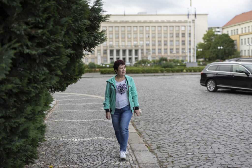 «Кожного дня, щойно я прокидаюся, беруся за телефон, дивлюся, що відбувається вдома в Дергачах». Історія Маргарити Попової з циклу «Внутрішня міграція»