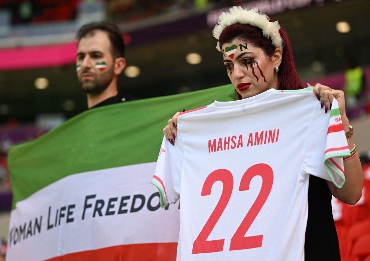 У Катарі охоронці стадіону відібрали у вболівальників Ірану прапор із написом «Жінка. Свобода. Життя»