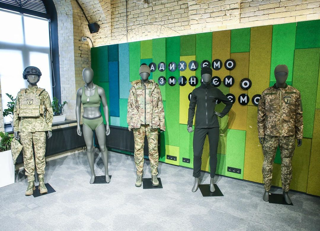 В Україні вперше представили експозицію жіночої військової форми та амуніції