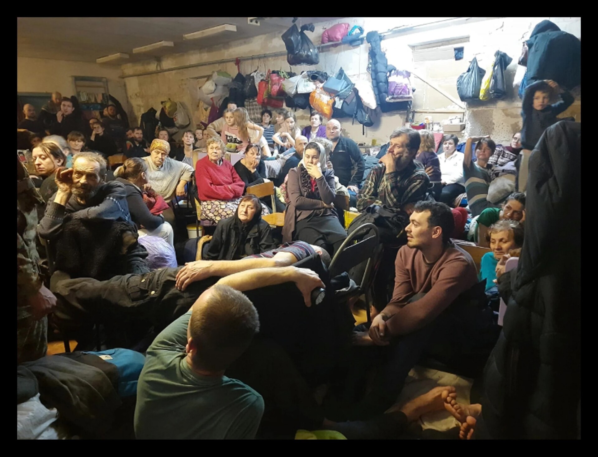 Журнал Time розмістив на обкладинці фото людей у підвалі школи в селі Ягідне під час окупації