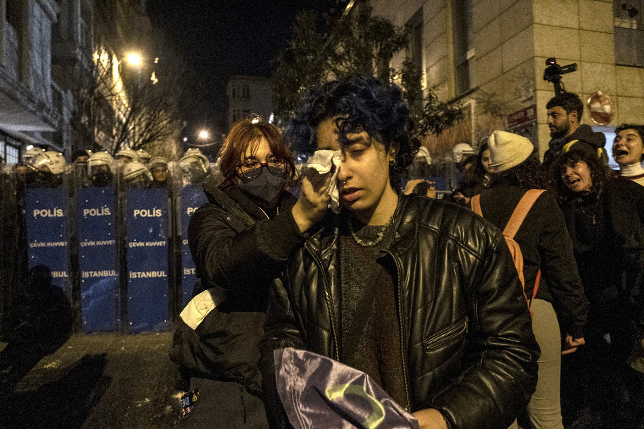 У Стамбулі поліція застосувала сльозогінний газ проти жіночого маршу та затримала активісток