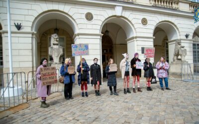 У Львові активістки «Феміністичної майстерні» провели пікет біля ратуші проти виправдання ґвалтівників у суспільстві