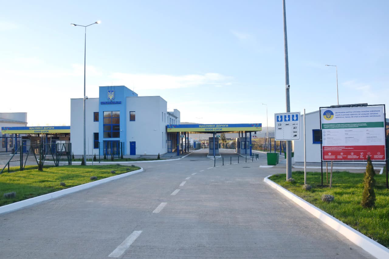 Українці збирають підписи під петицією про скасування заборони на виїзд за кордон депутаткам та держслужбовицям