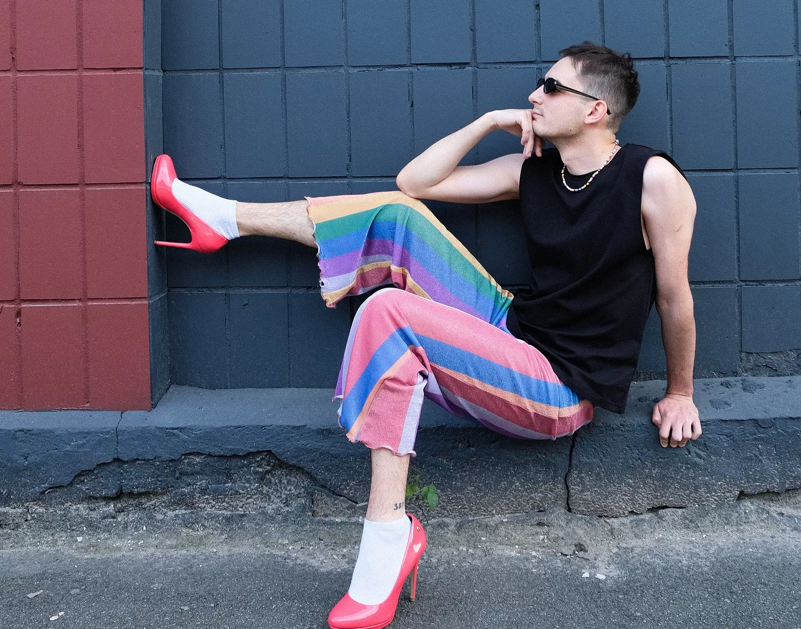 Бренд «ХУІЗИТ» випустив благодійний дроп на підтримку українських військових ЛГБТІК+