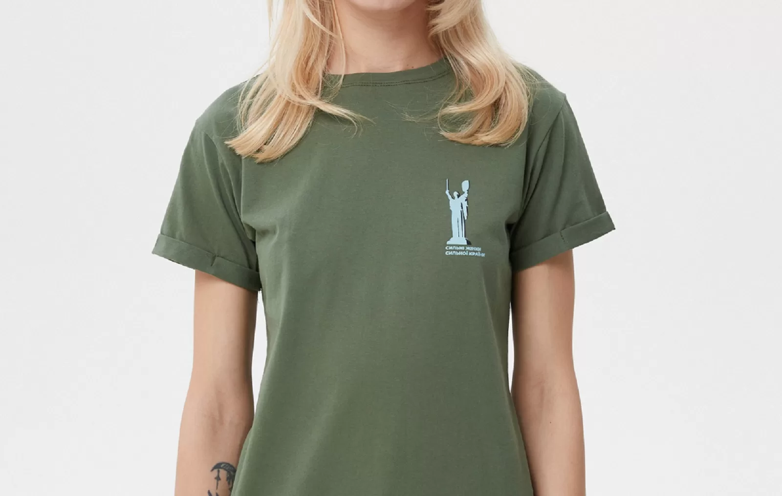 «Сильні жінки сильної країни»: бренд одягу MustHave й Arm Women Now запустили ініціативу, щоб передати військовицям 500 хакі-футболок