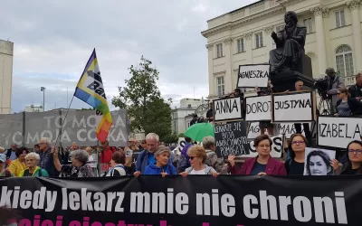 Польщу сколихнула хвиля протестів через смерть жінки, якій відмовилися зробити аборт