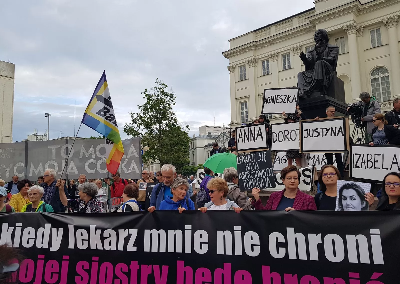 Польщу сколихнула хвиля протестів через смерть жінки, якій відмовилися зробити аборт