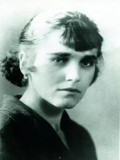 Пролетарська поетка в країні диктатури пролетаріату. Історія Мирослави Сопілки 