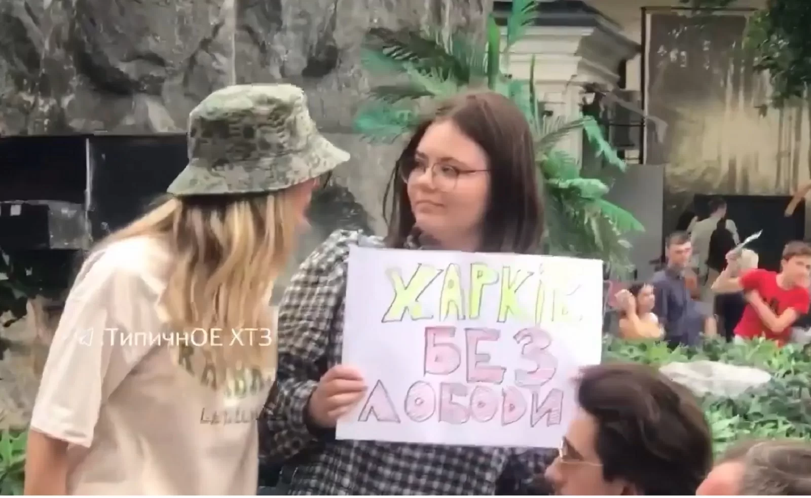 Співачка Світлана Лобода у Харкові цькувала дівчину, яка вийшла на одиночний пікет під час її виступу. У соцмережах запустили флешмоб #харківбезлободи