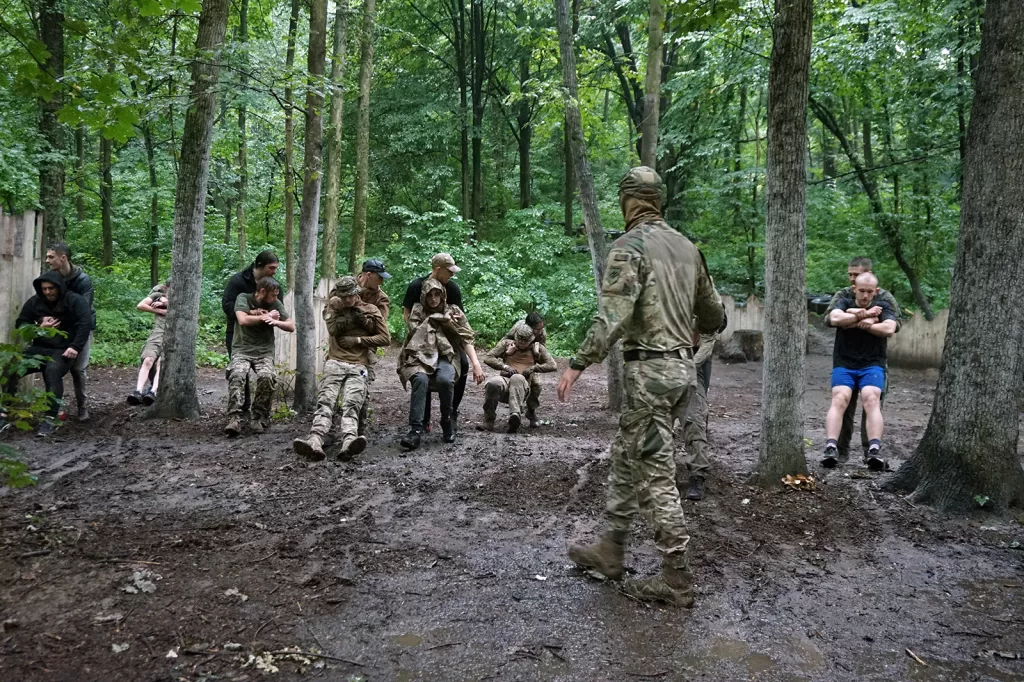 «Заявки від жінок надходять регулярно». Як відбувся вишкіл від полку «Азов» для цивільних
