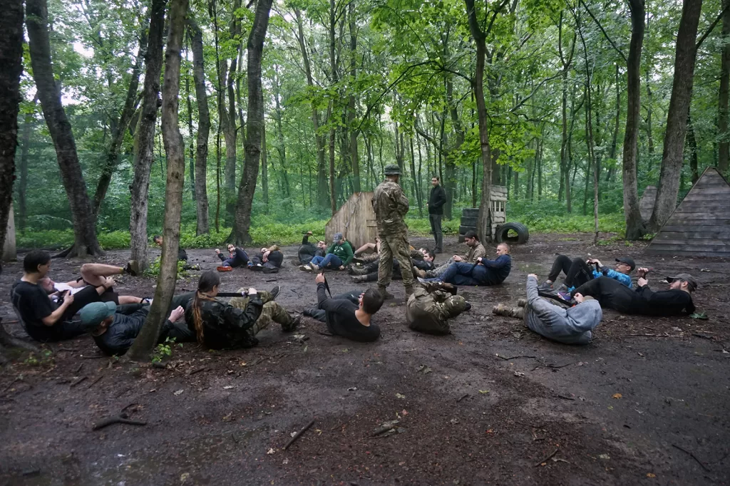 «Заявки від жінок надходять регулярно». Як відбувся вишкіл від полку «Азов» для цивільних