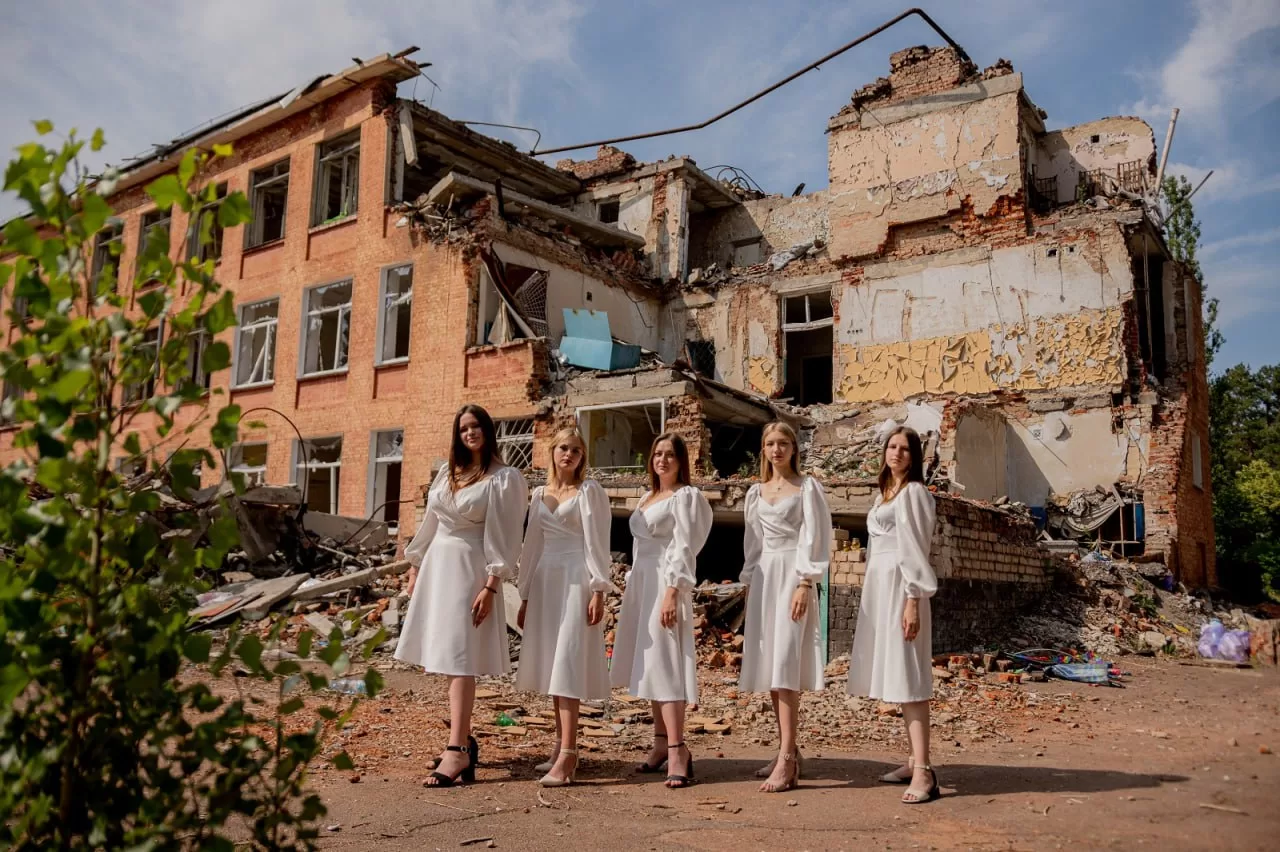 Фонд savED зняв ролик-заклик до відновлення зруйнованих закладів освіти зі школярами Чернігова, які читають вірш Ліни Костенко «Крила»