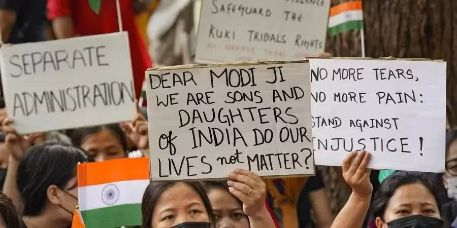 В Індії під час міжетнічних сутичок натовп чоловіків зґвалтував двох жінок, знявши на відео: влада країни відреагувала на злочин лише за два місяці