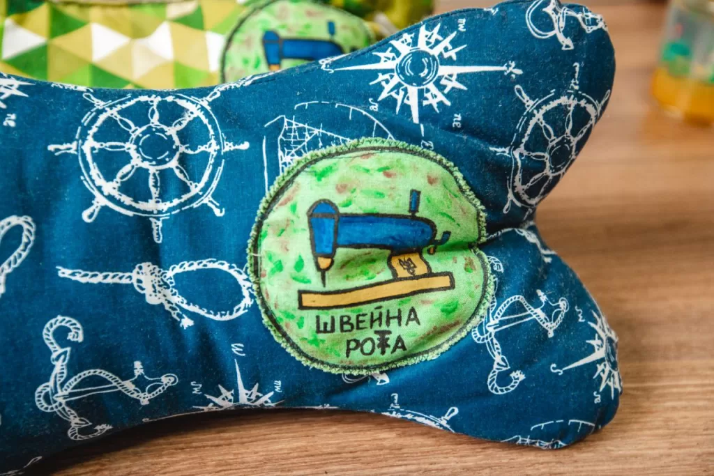 Адаптивний одяг, «кісточки» та «бублики»: Як волонтерки зі «Швейної роти» допомагають військовим та шпиталям