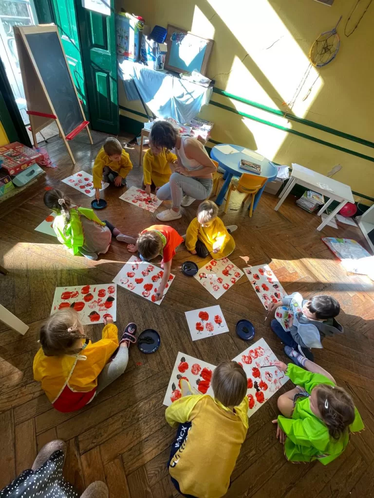 «Це мій дім, і я можу сюди запросити». Як українки відкрили та закрили дитячий садочок у Лісабоні 