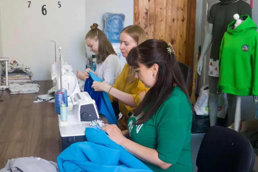 Адаптивний одяг, «кісточки» та «бублики»: Як волонтерки зі «Швейної роти» допомагають військовим та шпиталям