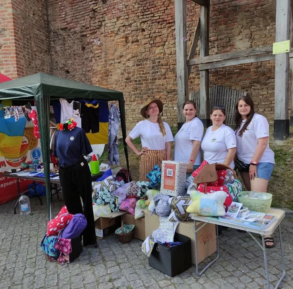 Адаптивний одяг, «кісточки» та «бублики»: Як волонтерки зі «Швейної роти» допомагають військовим та шпиталям