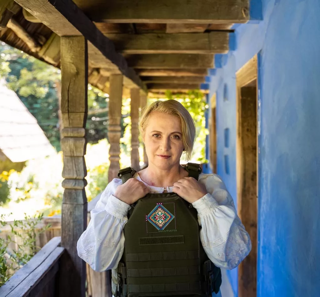 В Україні презентували перші жіночі бронежилети з нагрудною вишивкою