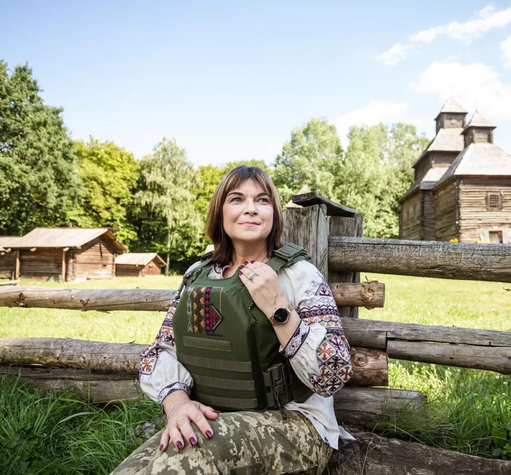 В Україні презентували перші жіночі бронежилети з нагрудною вишивкою