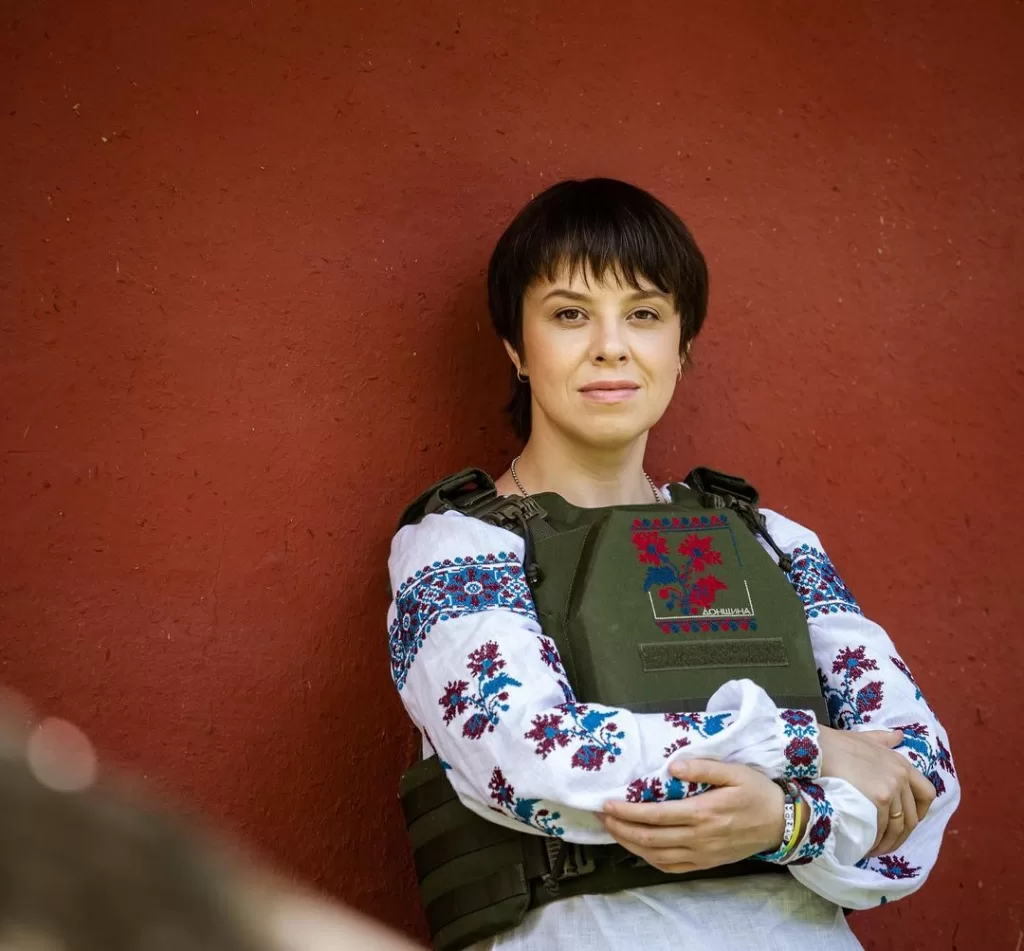 В Україні презентували перші жіночі бронежилети з нагрудною вишивкою