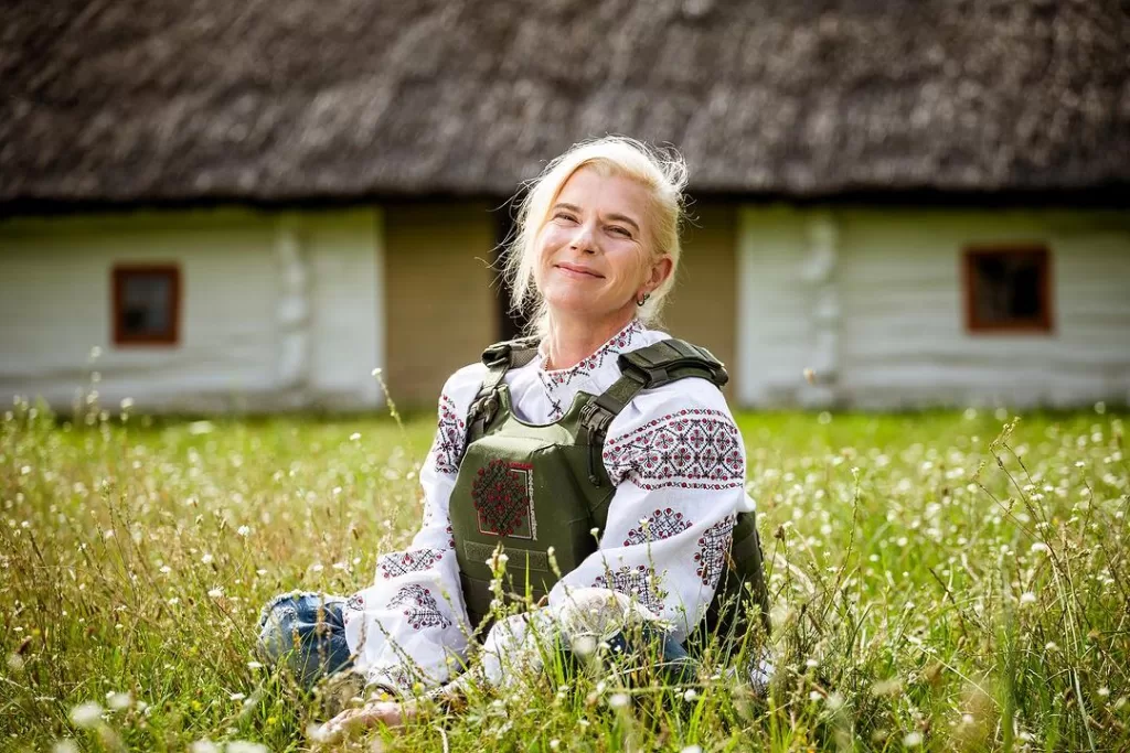 В Україні презентували перші жіночі бронежилети з нагрудною вишивкою