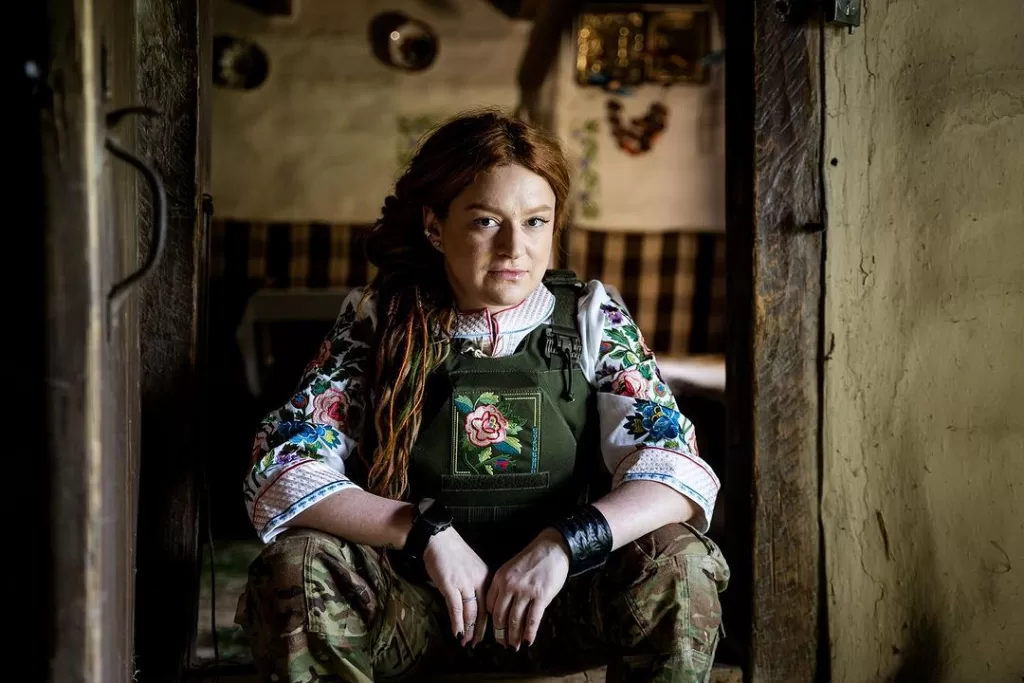 В Україні презентували перші жіночі бронежилети з нагрудною вишивкою