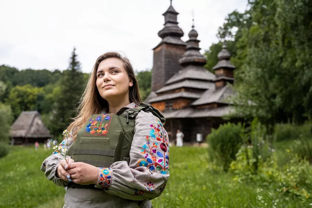 В Україні презентували перші жіночі бронежилети з нагрудною вишивкою