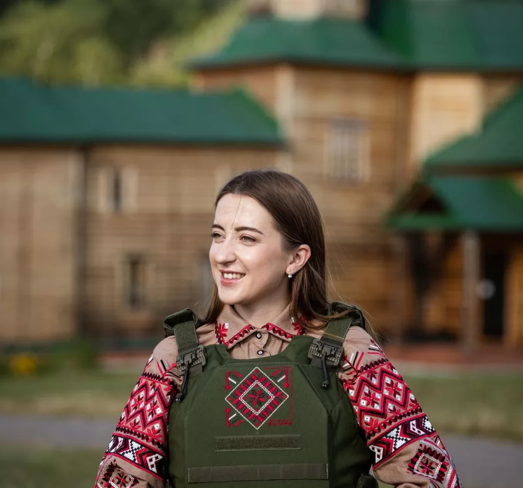 В Україні презентували перші жіночі бронежилети з нагрудною вишивкою
