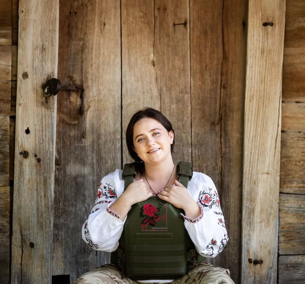 В Україні презентували перші жіночі бронежилети з нагрудною вишивкою