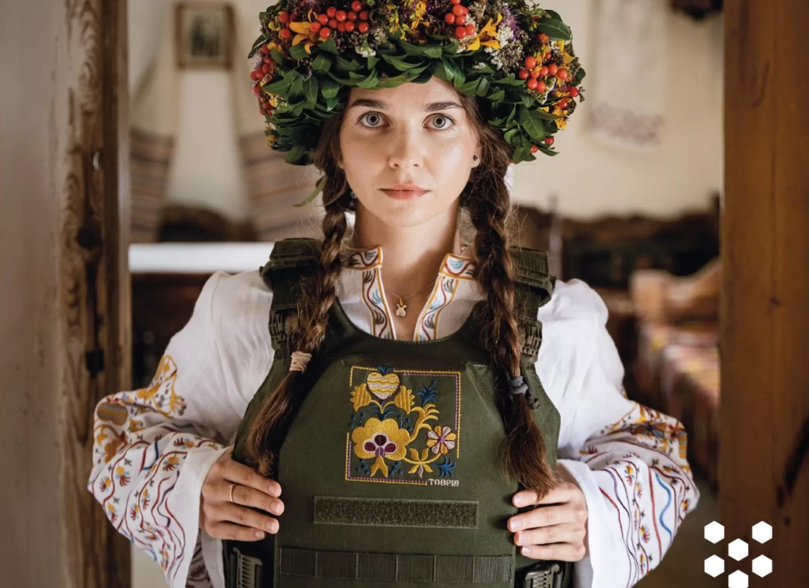 В Україні презентували перші жіночі бронежилети з нагрудною вишивкою