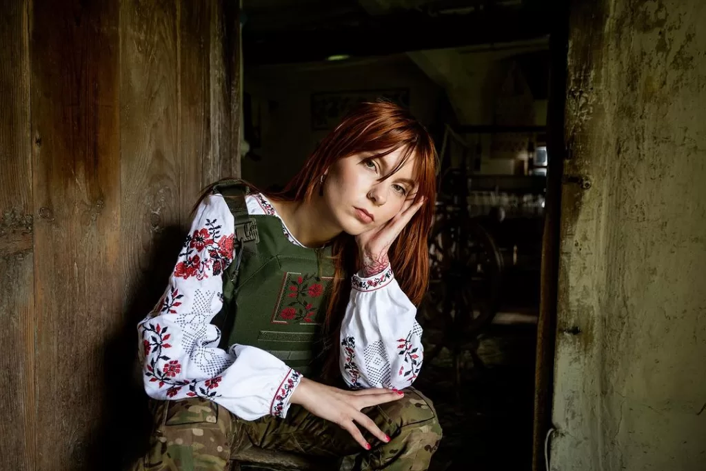 В Україні презентували перші жіночі бронежилети з нагрудною вишивкою