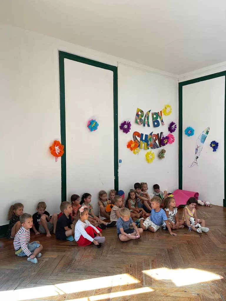 «Це мій дім, і я можу сюди запросити». Як українки відкрили та закрили дитячий садочок у Лісабоні 