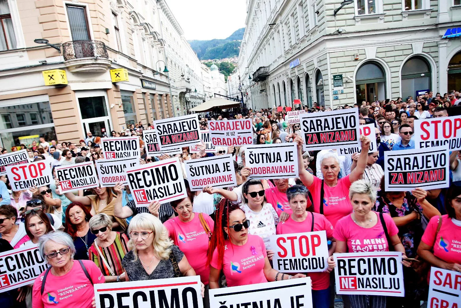 У Боснії та Герцеговині тисячі людей вийшли на протести проти насильства через вбивство жінки в прямому ефірі