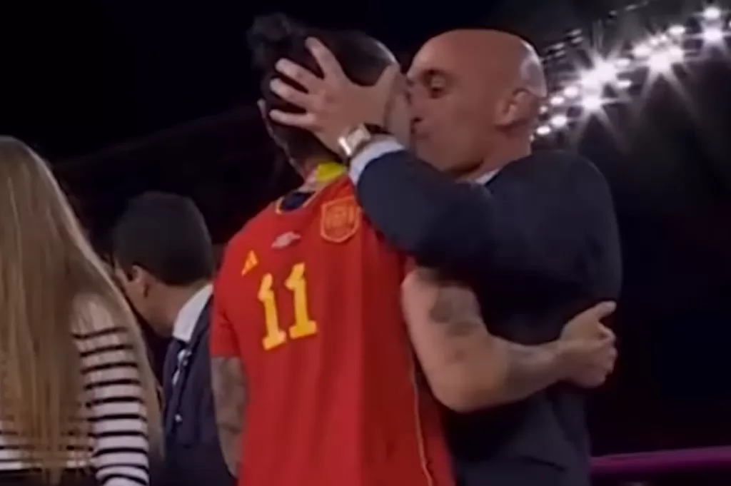 Колишнього президента Федерації футболу Іспанії Луїса Рубіалеса оштрафували за сексуальне насильство щодо гравчині