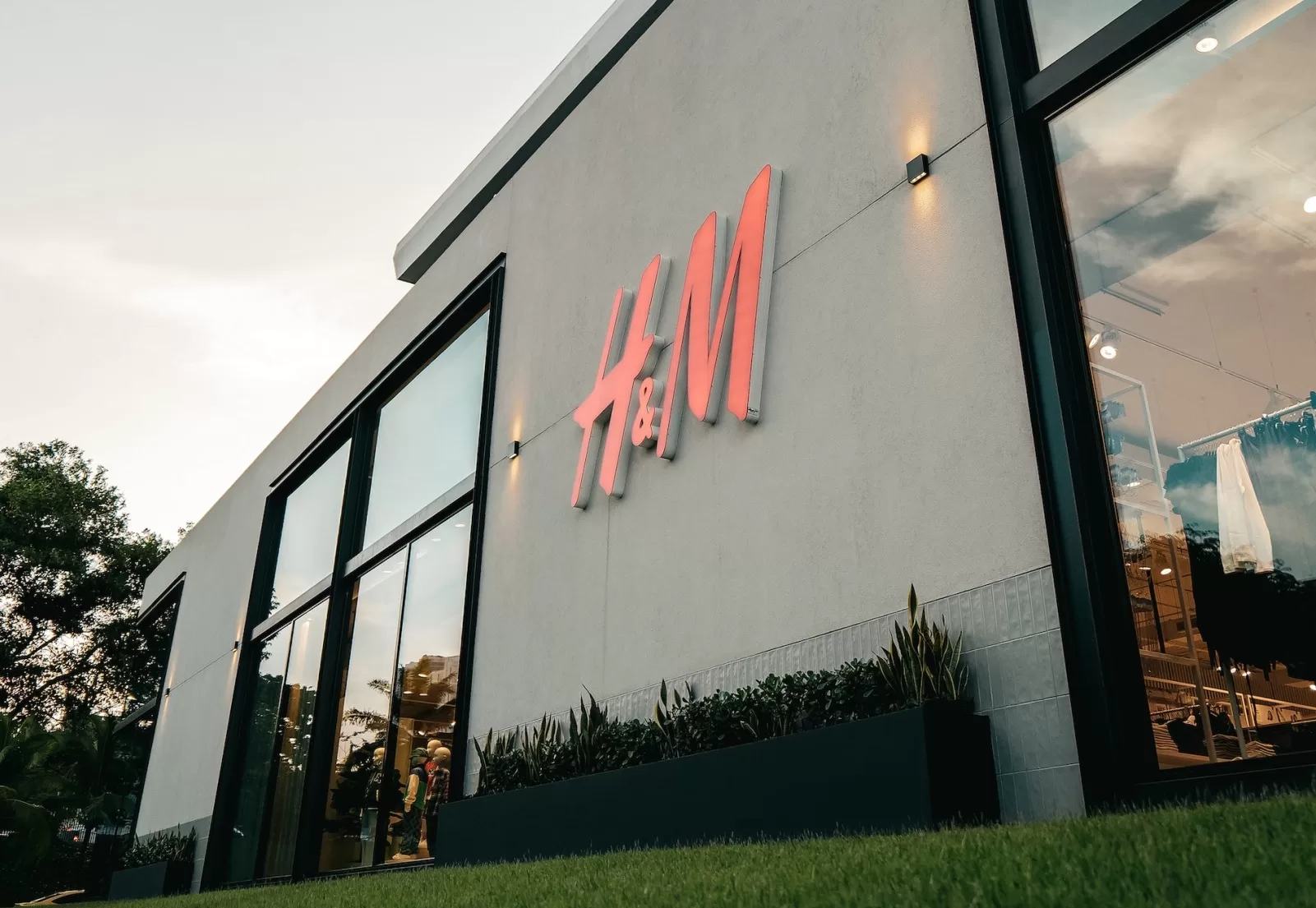 Шведський бренд одягу H&M повертається до України